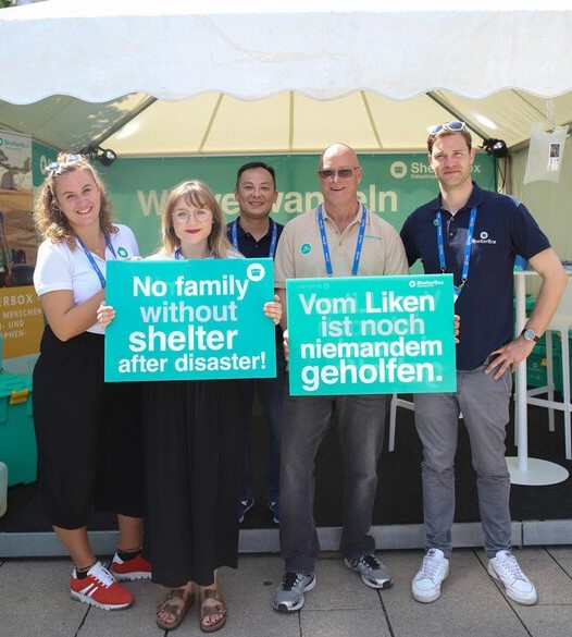 Freiwillige am Markt-Stand